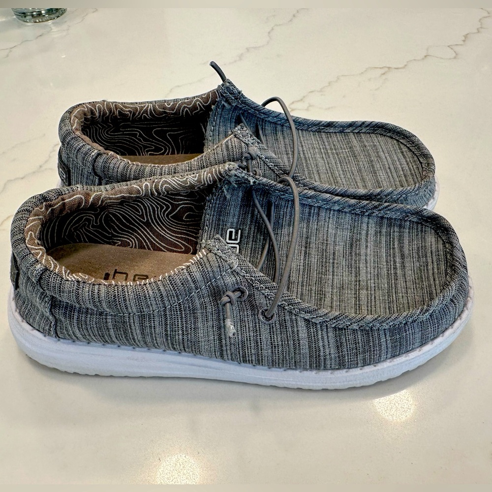 Hey Dude, Wally Youth Linen Shoes, Size 3, gently used